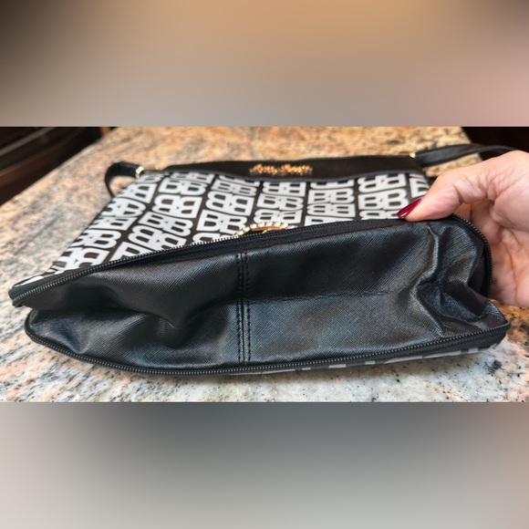 Betty Boop purse with gold hardware and rhinestones. Zipper expansion on bottom - Picture 13 of 15